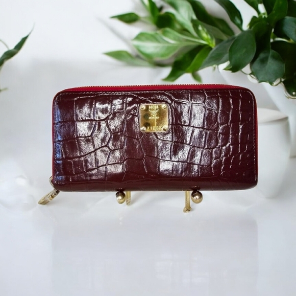 💜🔹️MCM 🔹️LONG CONTINENTAL zip around purple croc WALLET